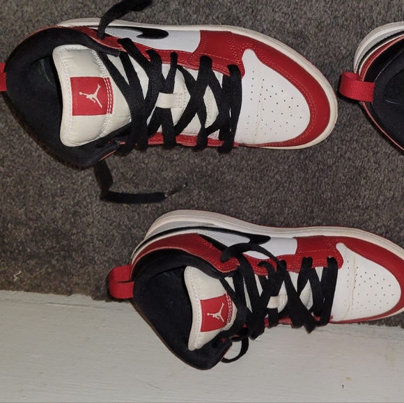 Boys Jordan 1s size 2 - Picture 1 of 2
